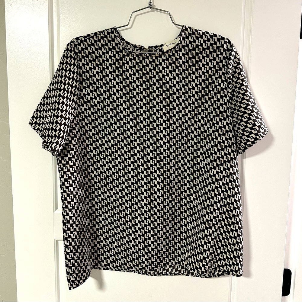 Like new Black and white psychedelic lightweight bohme shirt with keyhole back.